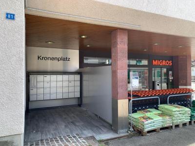 Eingang – bitte läuten bei Praxis Nina und Yvonne